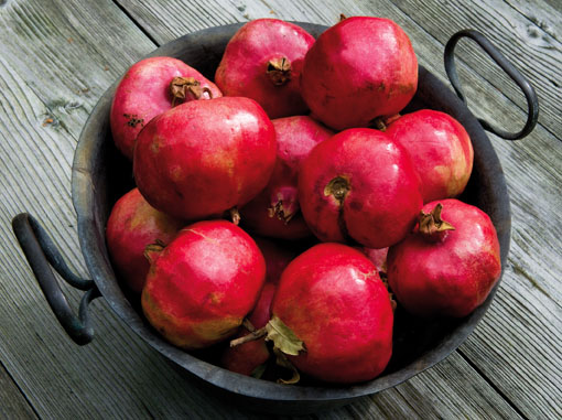 Granataepfel auf Tisch