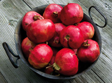 Granatäpfel auf Tisch